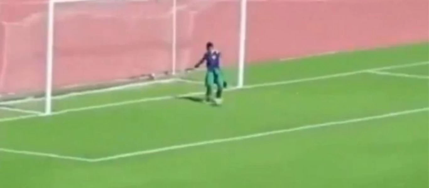 Αλγερία: Το ball boy δεν άντεξε και έσωσε την ομάδα του από σίγουρο γκολ (βίντεο)